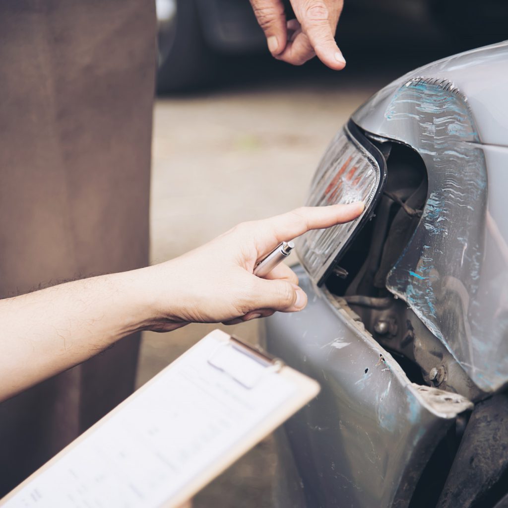 KFZ Gutachter Zentrale | insurance agent working during site car accident claim process people car insurance claim1 KFZ Gutachter Zentrale