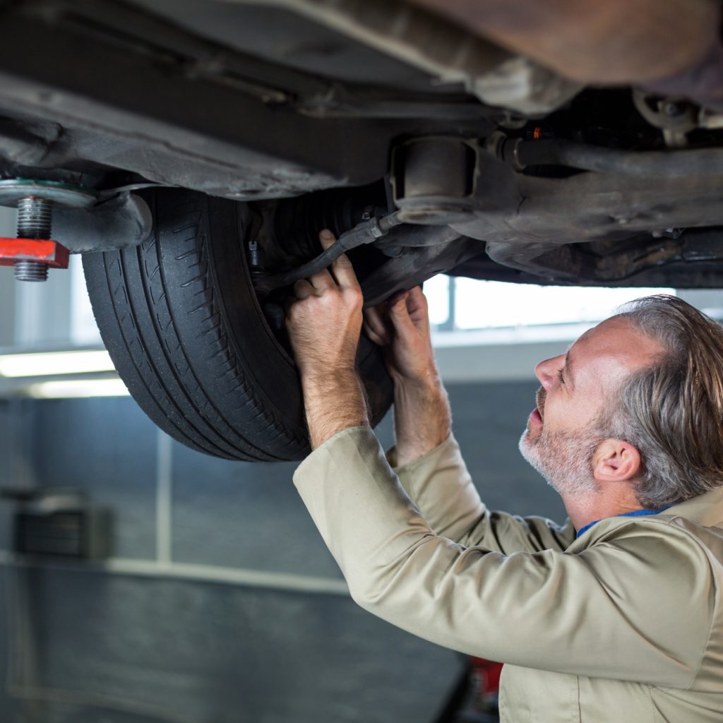 KFZ Gutachter Zentrale | mechanic servicing car KFZ Gutachter Zentrale